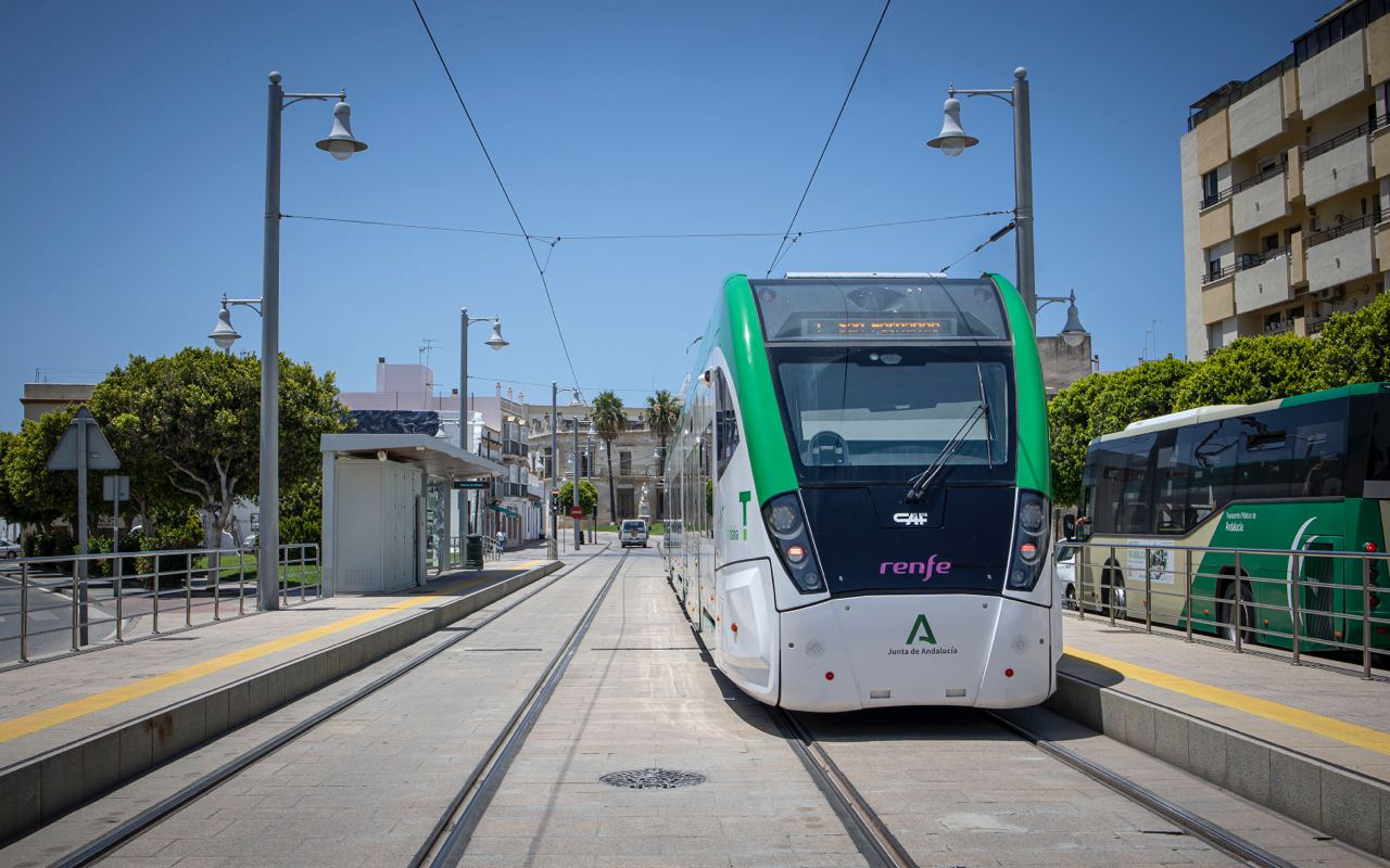 El tranvía de la Bahía, en el municipio de San Fernando, en una imagen reciente.