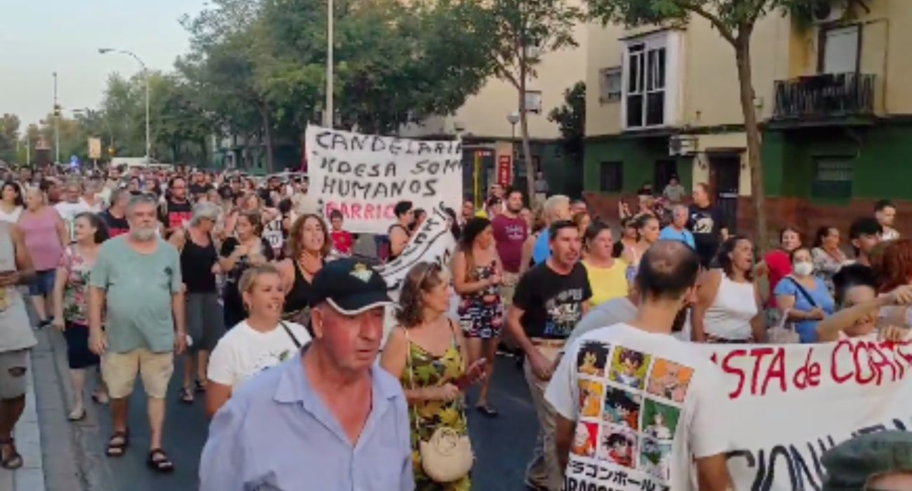 Los vecinos afectados por los cortes de luz han salido a la calle en Sevilla. Los vecinos afectados por los cortes de luz han salido a la calle en Sevilla.