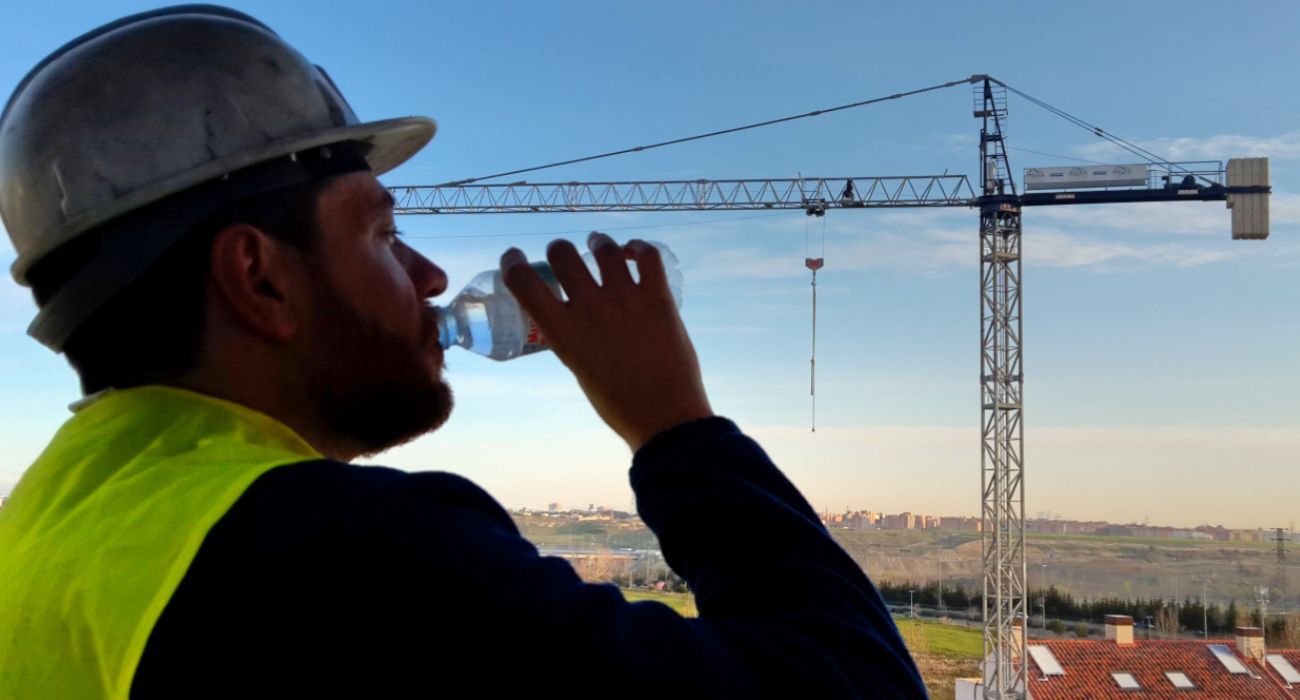Un trabajador de la construcción. Un trabajador de la construcción.