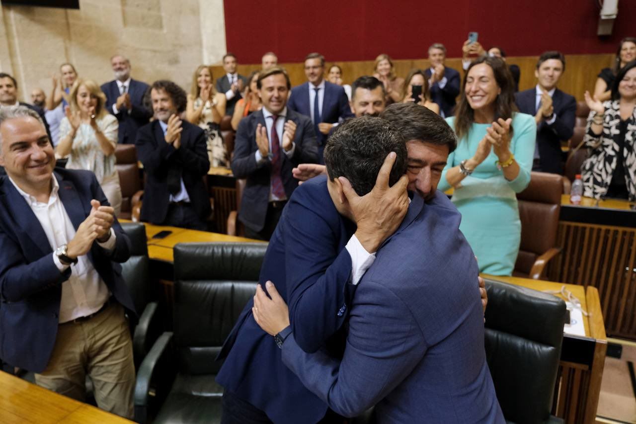 Marín abrazando a Moreno tras la investidura.