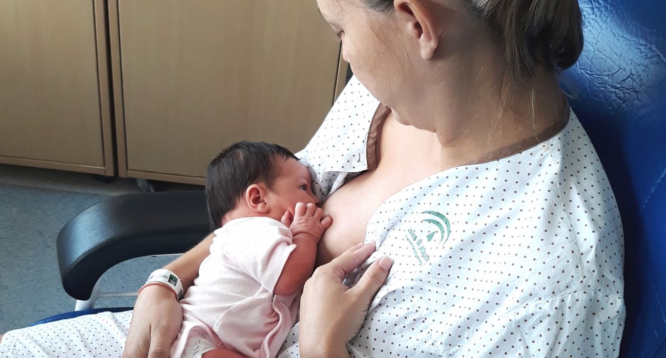 Una madre amamanta a su bebé en el Virgen del Rocío de Sevilla.