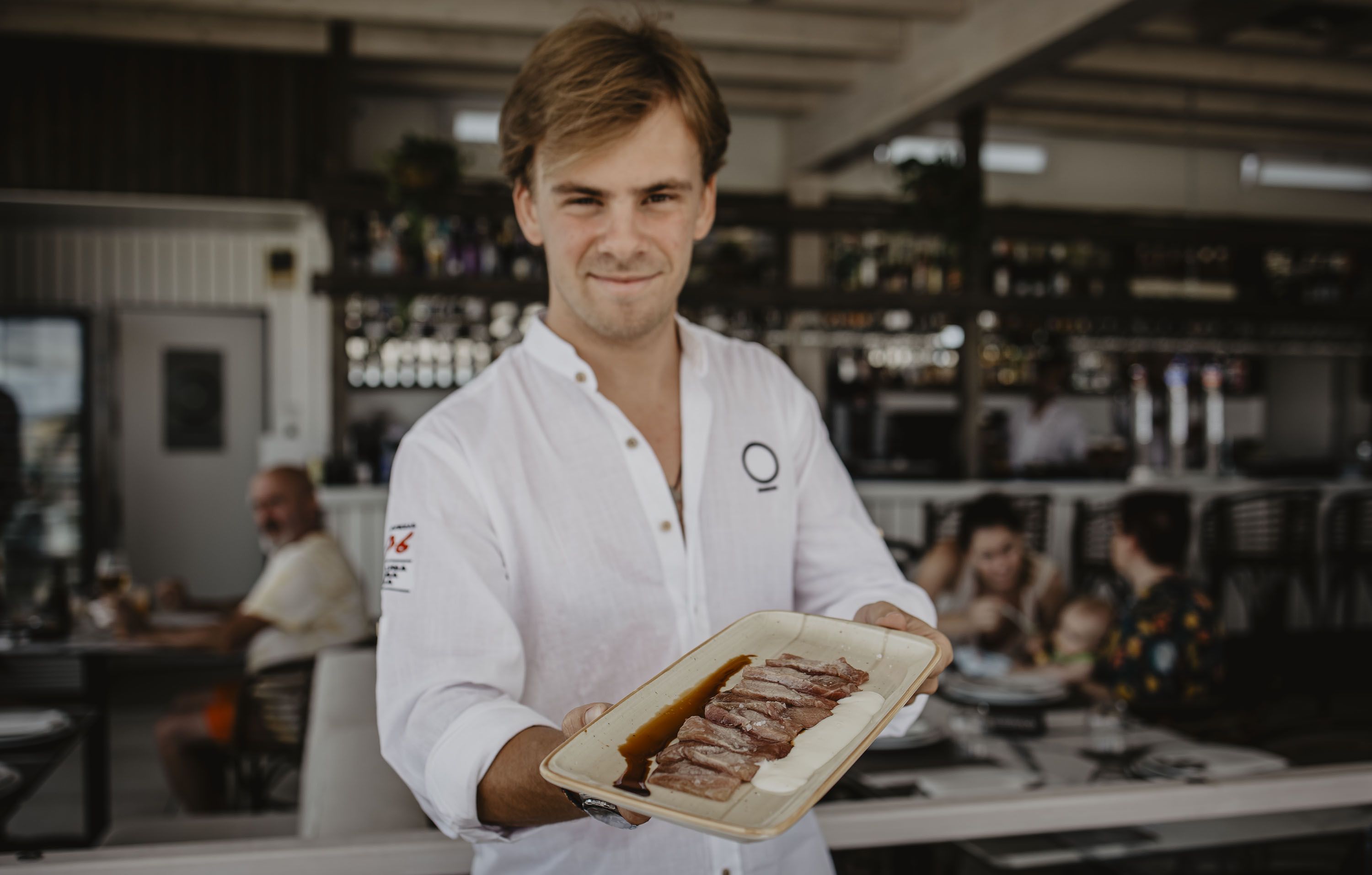 José Manuel Parejo Sosteniendo uno de los platos.   ESTEBAN