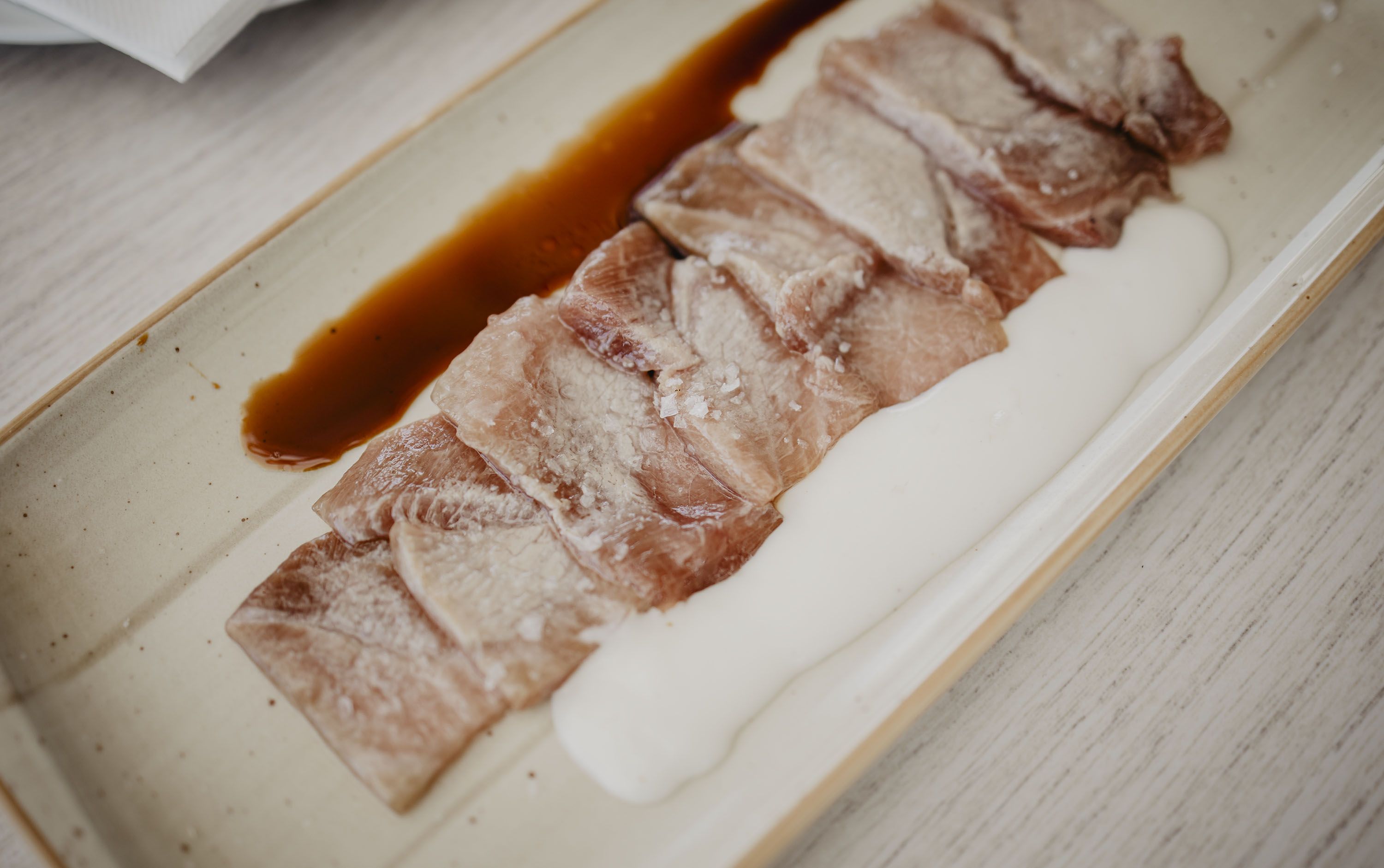ventresca de atún de almadraba a la llama con teriyaki de pescado.  ESTEBAN