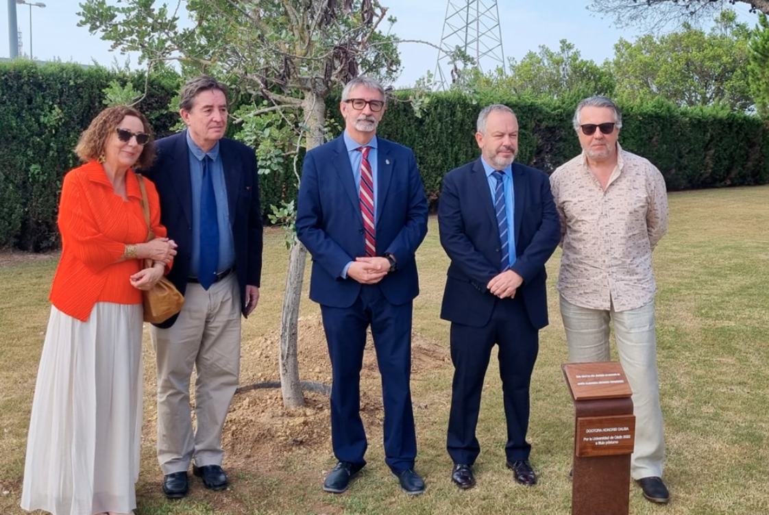 Un momento de la inauguración del monolito junto al árbol plantado en recuerdo de Almudena Grandes en el 'Bosque de los Honoris' de la UCA. Un momento de la inauguración del monolito junto al árbol plantado en recuerdo de Almudena Grandes en el 'Bosque de los Honoris' de la UCA.