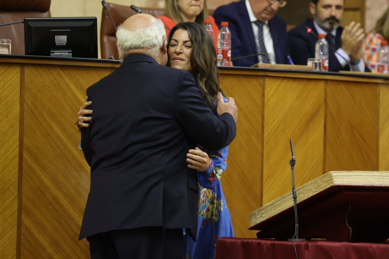 Macarena Olona (Vox) y Jesús Aguirre (PP) durante la constitución del Parlamento. Macarena Olona (Vox) y Jesús Aguirre (PP) durante la constitución del Parlamento.