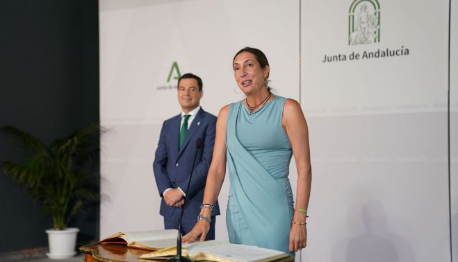 Loles López jurando como consejera.
