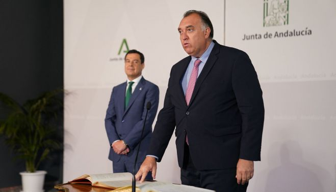 Arturo Bernal jurando como consejero.