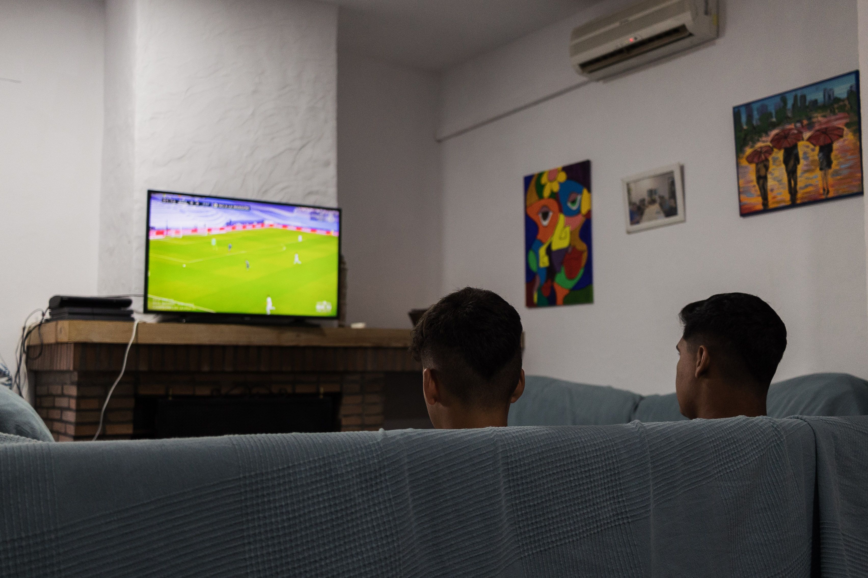 Los chicos ven la televisión en su tiempo libre.