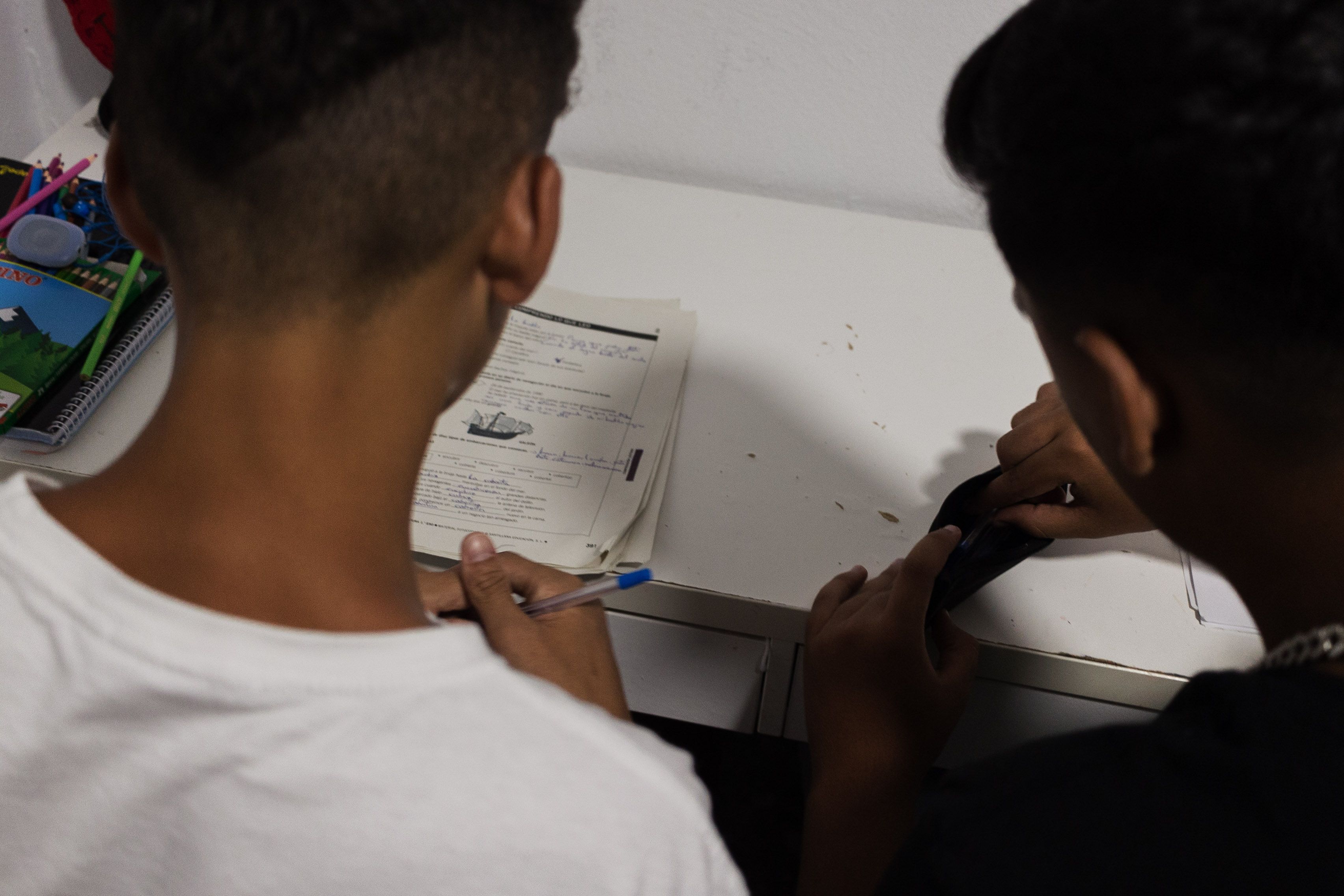 Dos adolescentes realizan ejercicios.