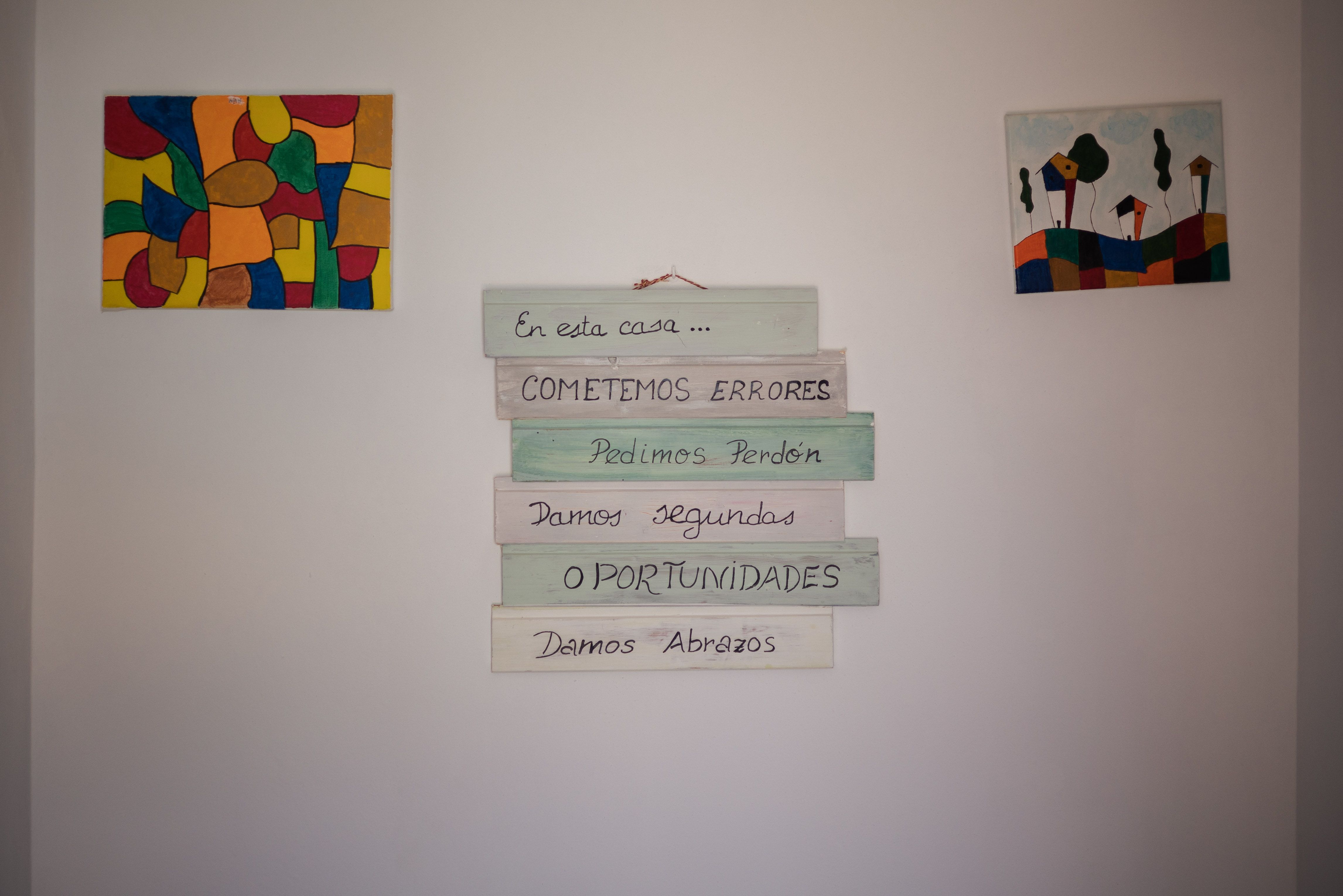 Detalle de la pared de la vivienda donde conviven los adolescentes.