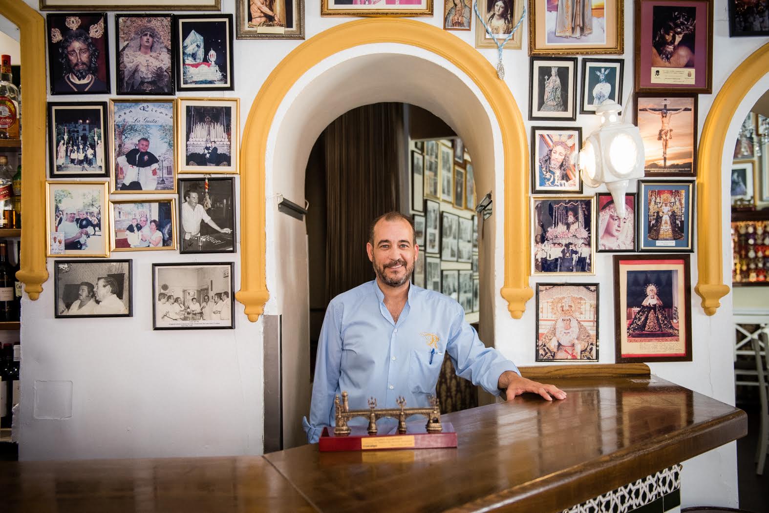 Jesús junto a su templete del Puente de Triana en el interior de Casa Ricardo.