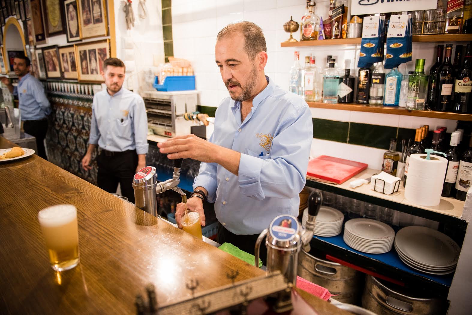 Jesús tirando una de las cañas que le han llevado a conseguir el segundo premio en el concurso que organiza Cruzcampo.