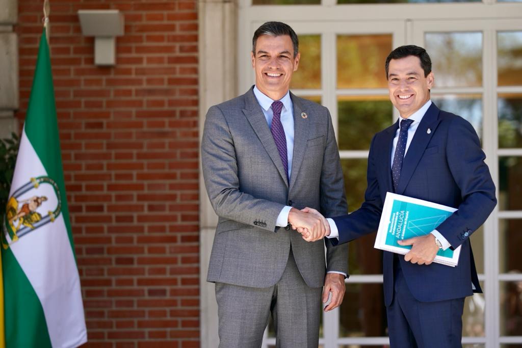 El presidente del Gobierno, Pedro Sánchez, y el presidente de la Junta de Andalucía, Juanma Moreno, se saludan antes de una reunión en Moncloa. El presidente del Gobierno, Pedro Sánchez, y el presidente de la Junta de Andalucía, Juanma Moreno, se saludan antes de una reunión en Moncloa.