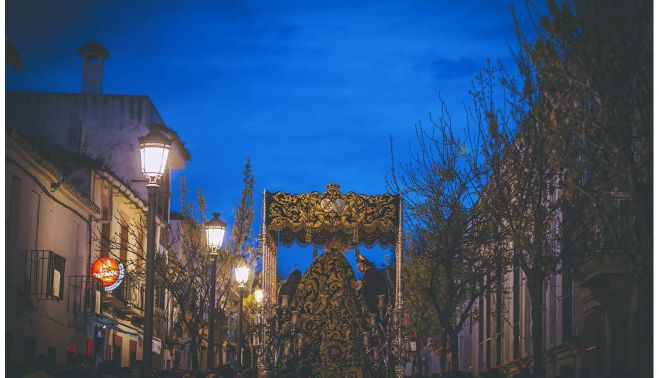El palio de la Piedad por la calle Porvera en el Viernes Santo.     ESTEBAN