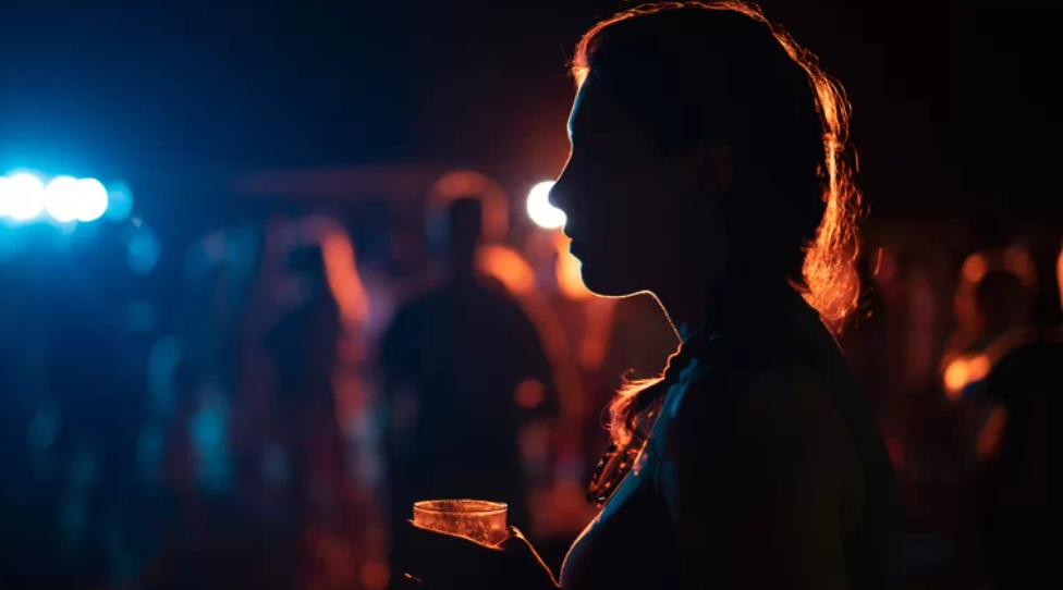 Una joven en una discoteca en una foto de archivo. La Policía ha llevado a cabo una operación en Sevilla. Una joven en una discoteca en una foto de archivo. La Policía ha llevado a cabo una operación en Sevilla.