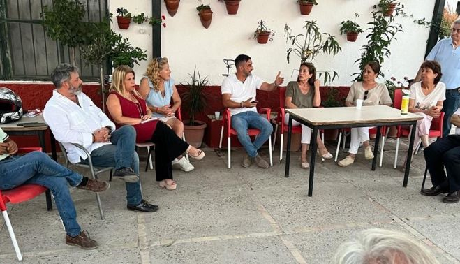Imagen del encuentro mantenido por Mamen Sánchez con vecinos afectados.