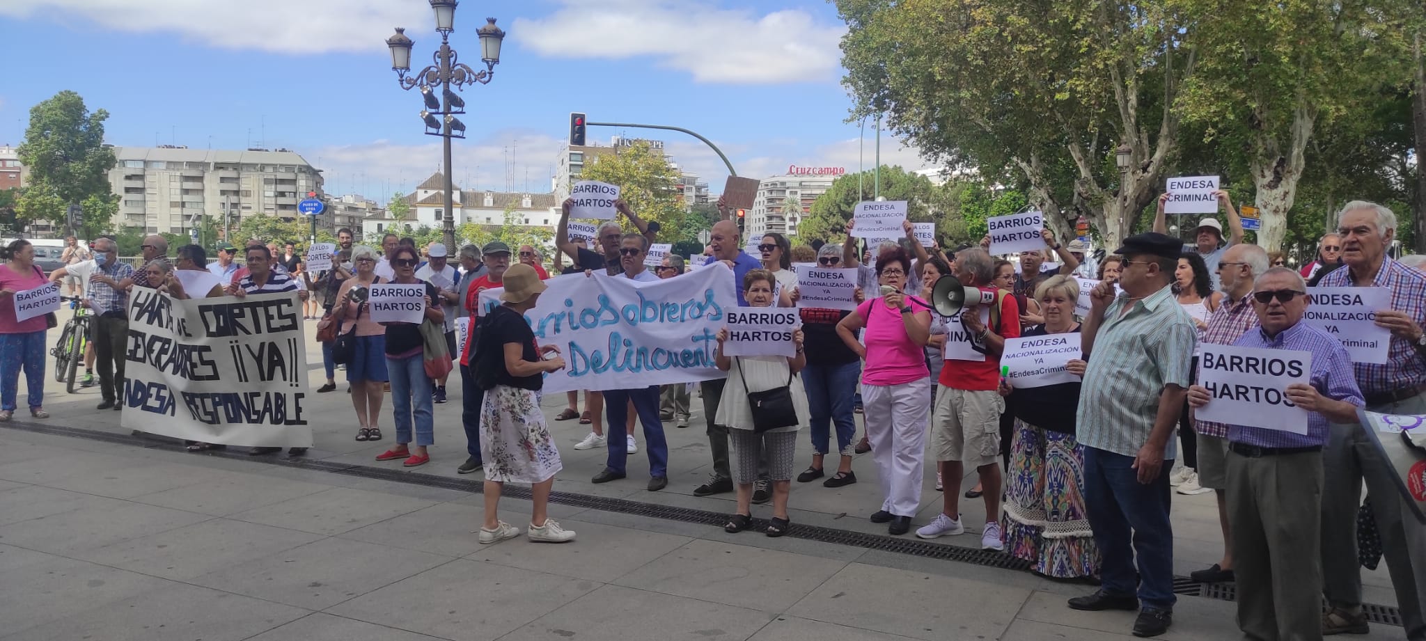 Vecinos y vecinas frente al Palacio de San Telmo para exigir medidas urgentes contra los cortes de luz en los barrios obreros de Sevilla. Vecinos y vecinas frente al Palacio de San Telmo para exigir medidas urgentes contra los cortes de luz en los barrios obreros de Sevilla.
