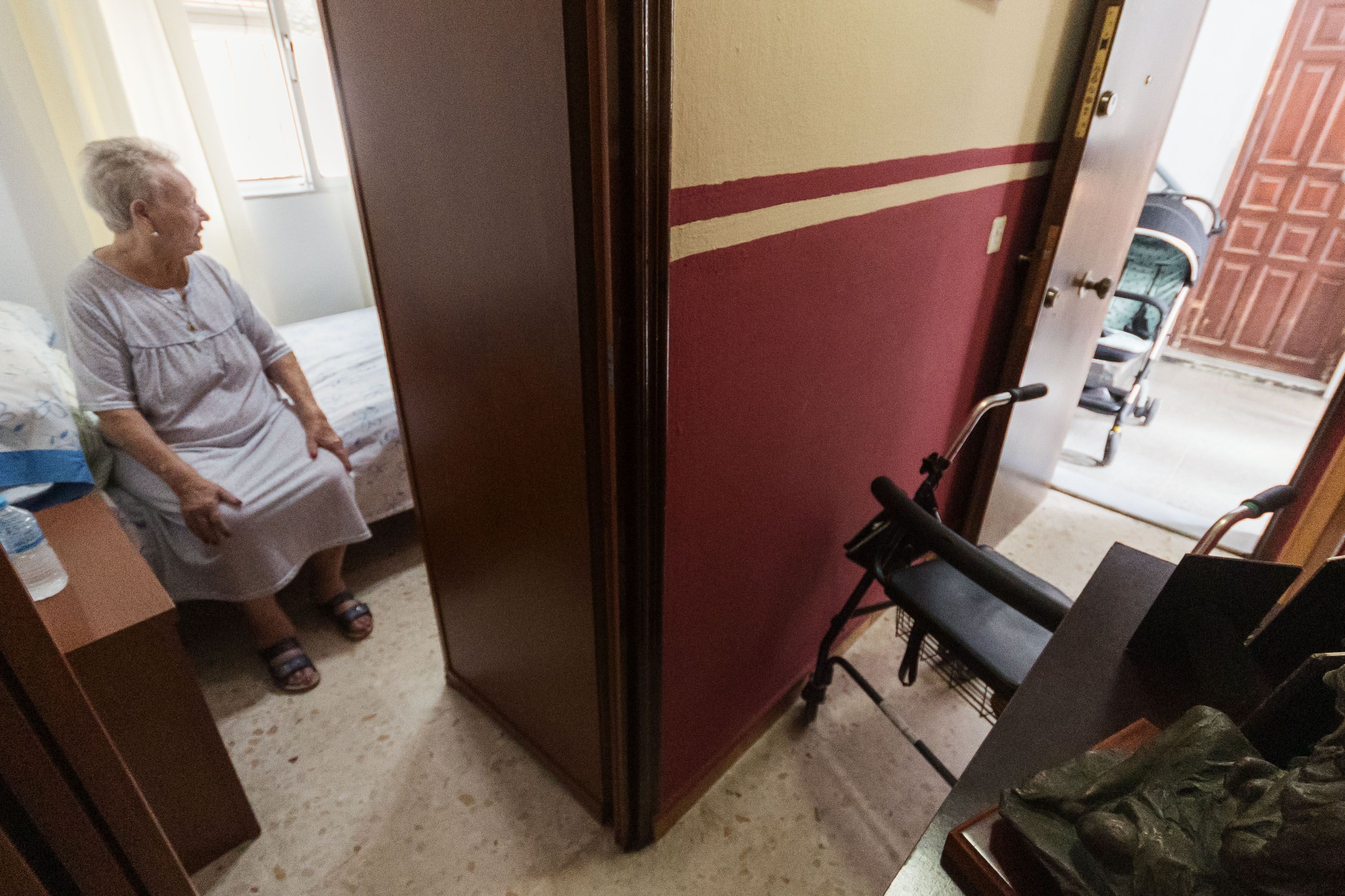 Paca es la vecina más antigua del vecindario y no puede acceder con el taca-taca a su casa.