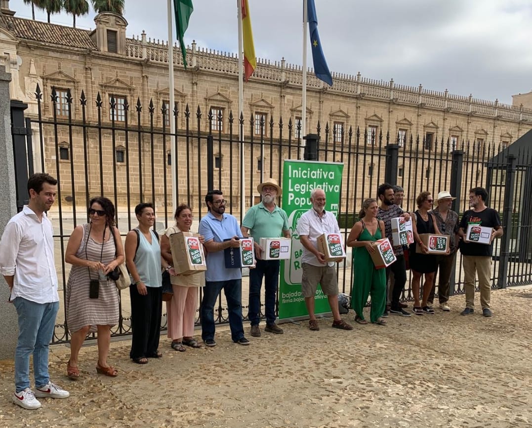 Impulsores de la ILP por la bajada de ratio en las aulas andaluzas, en el Parlamento. Impulsores de la ILP por la bajada de ratio en las aulas andaluzas, en el Parlamento.