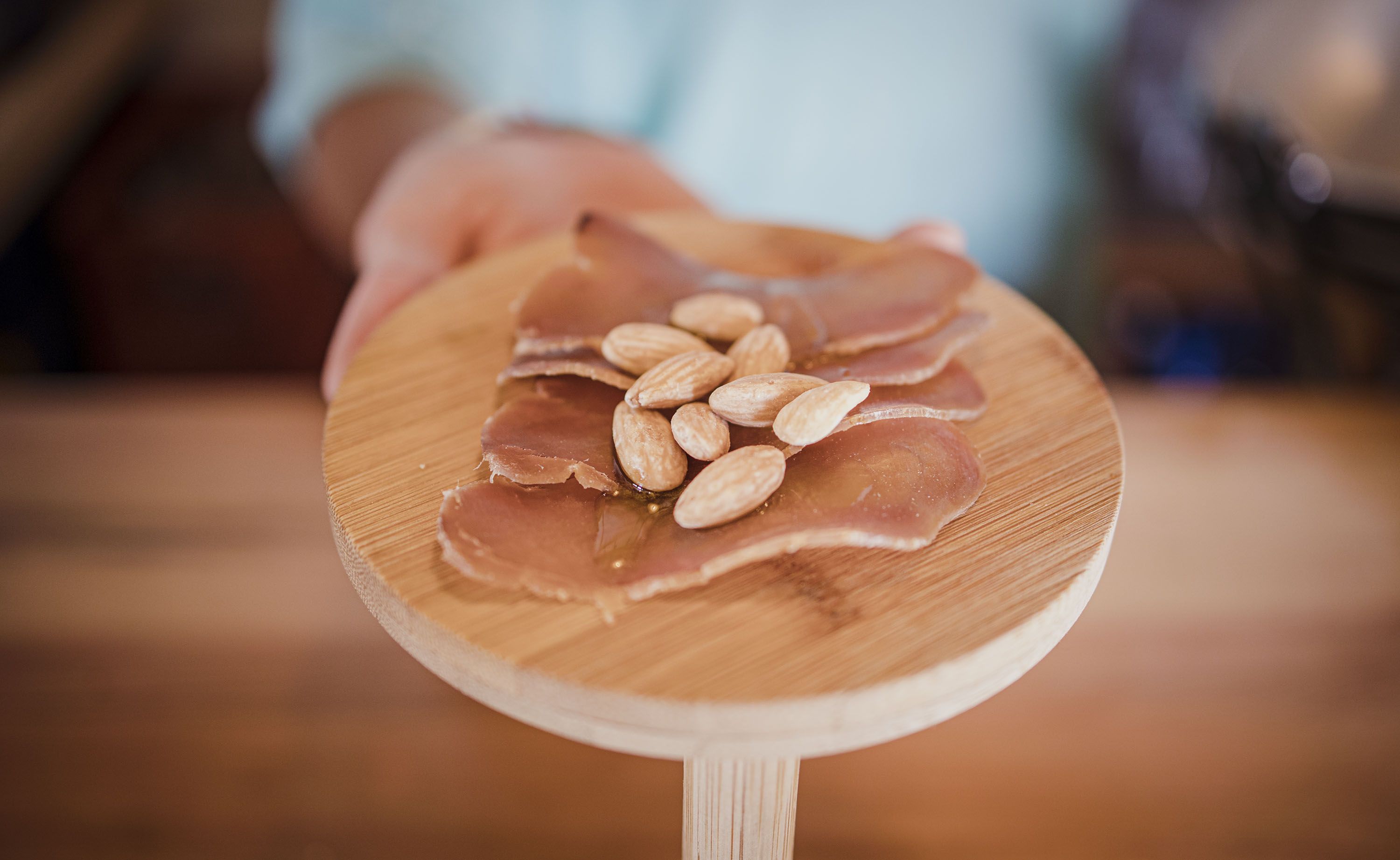 Mojama con almendras.   ESTEBAN. 