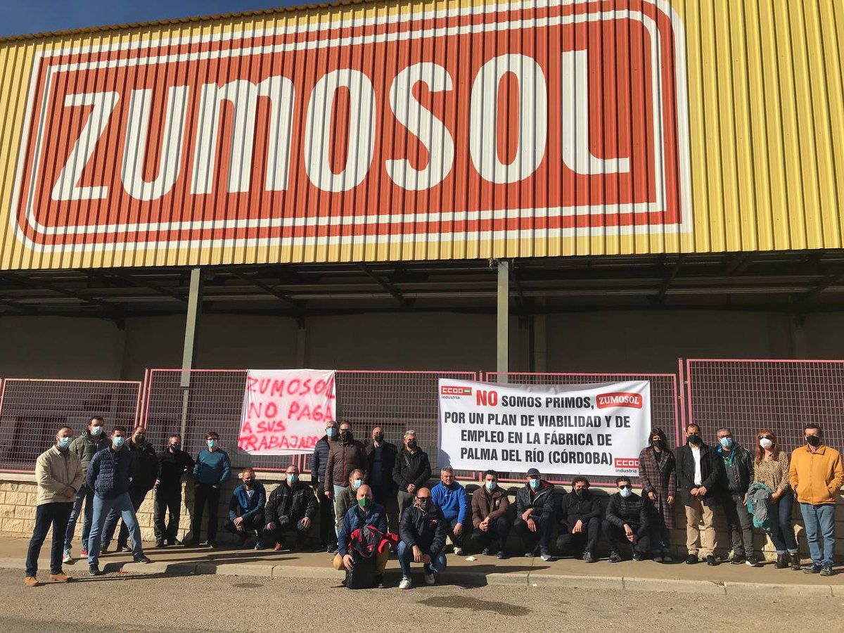 Trabajadores de Zumosol, concentrados en la fábrica. Trabajadores de Zumosol, concentrados en la fábrica.