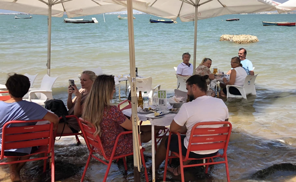 Clientes de Casa Bartolo El Titi, en días pasados en el mítico chiringuito de San Fernando, en Cádiz.