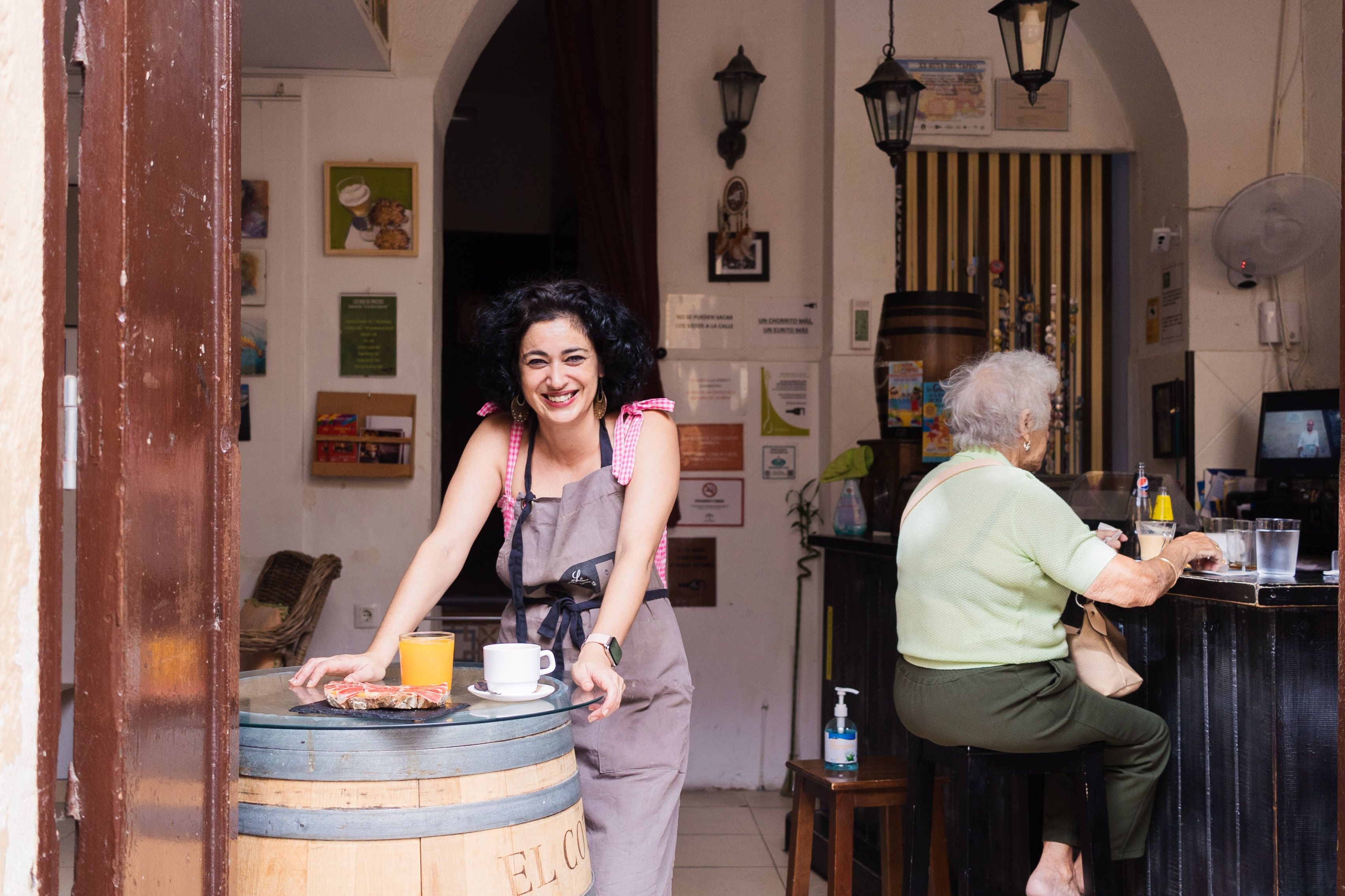 Luisa Barrios Vázquez, natural de Arcos, en la entrada de la Casapuerta en la calle Sagasta de Cádiz.