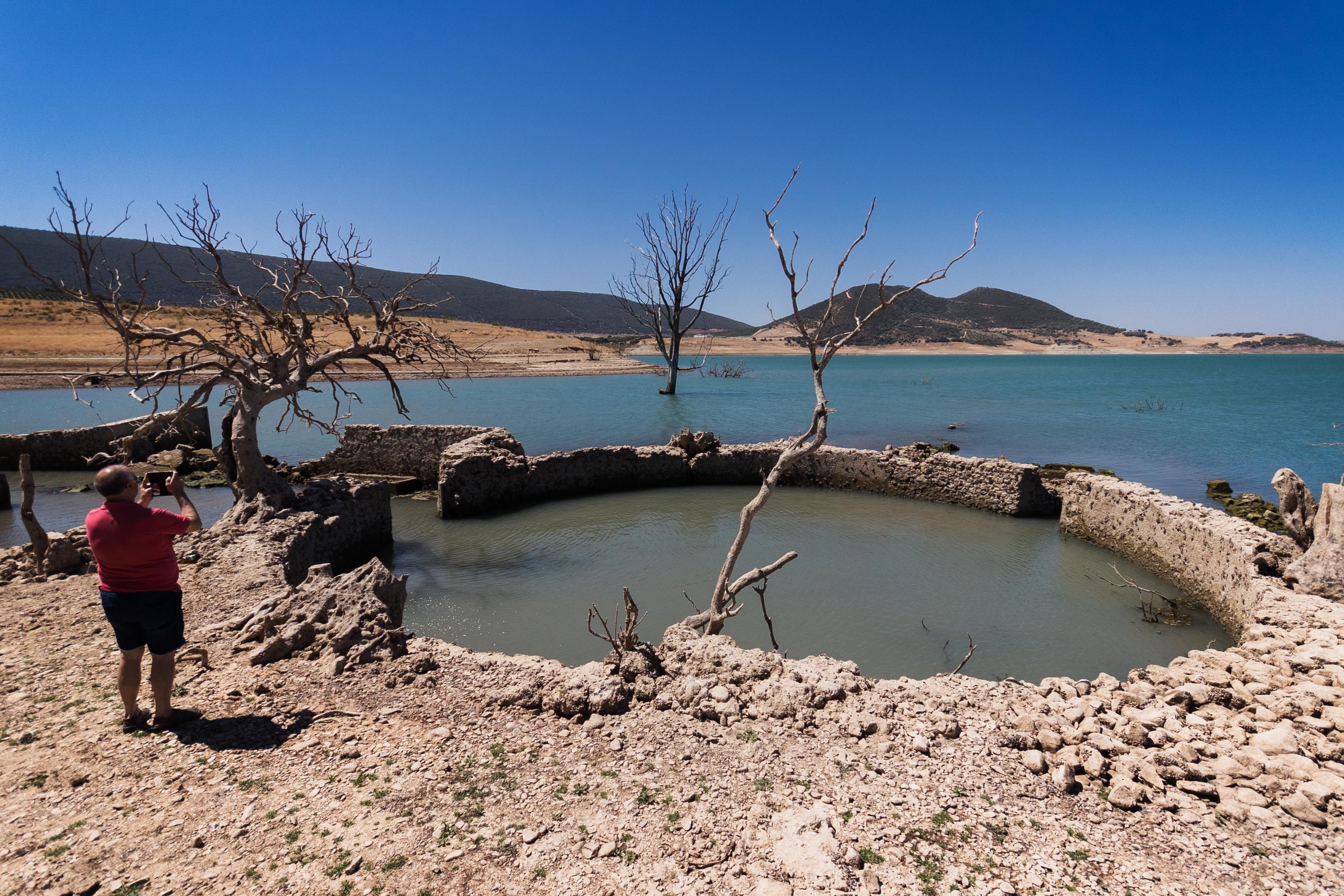 Avanza la sequía. Preocupante imagen del embalse de Guadalcacín, el de mayor capacidad en Cádiz, en una imagen reciente en la que se ven construcciones que hasta hace no mucho eran subterráneas.