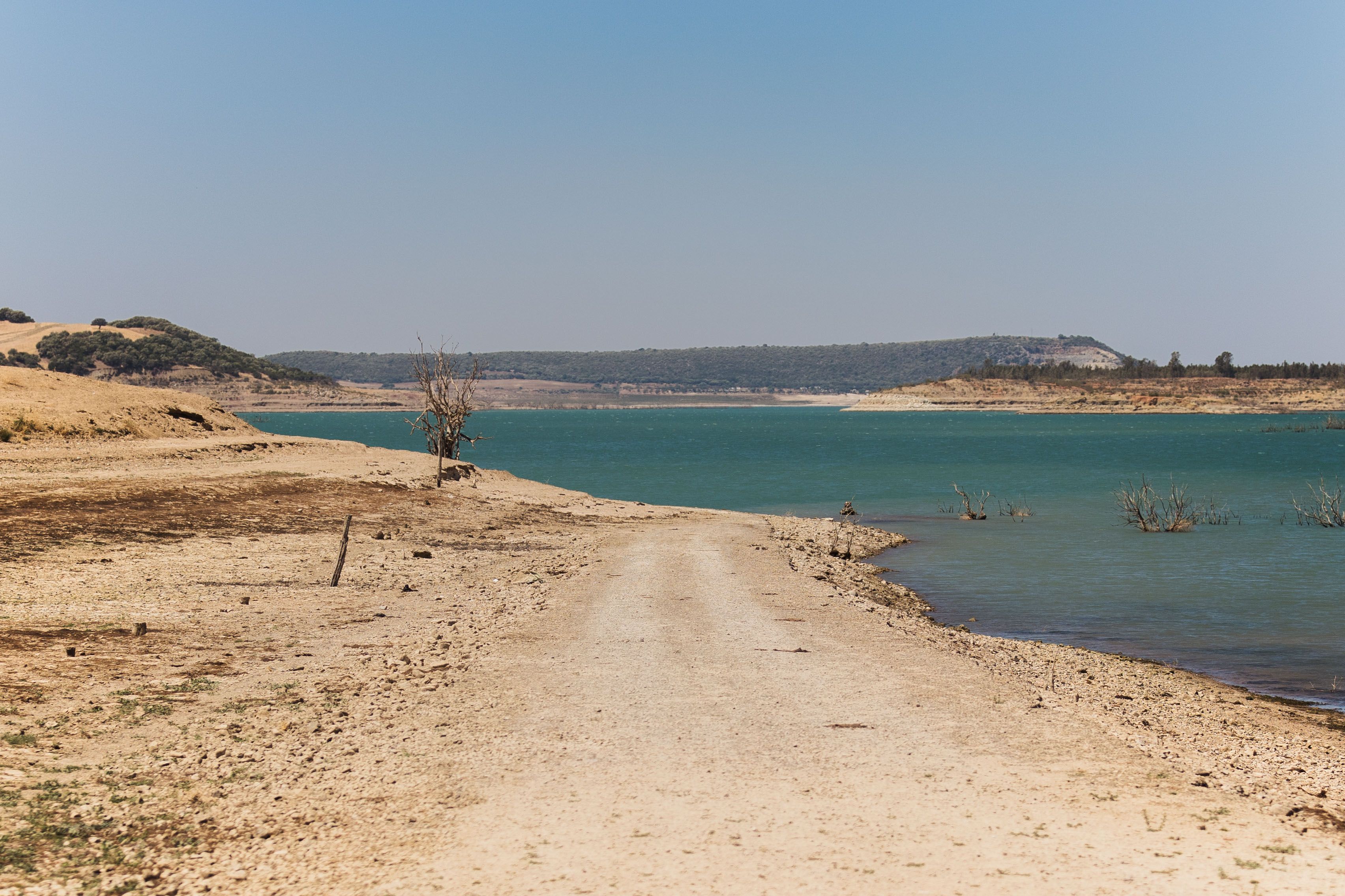 El embalse de Guadalcacín, afectado por la sequía, con poca agua.