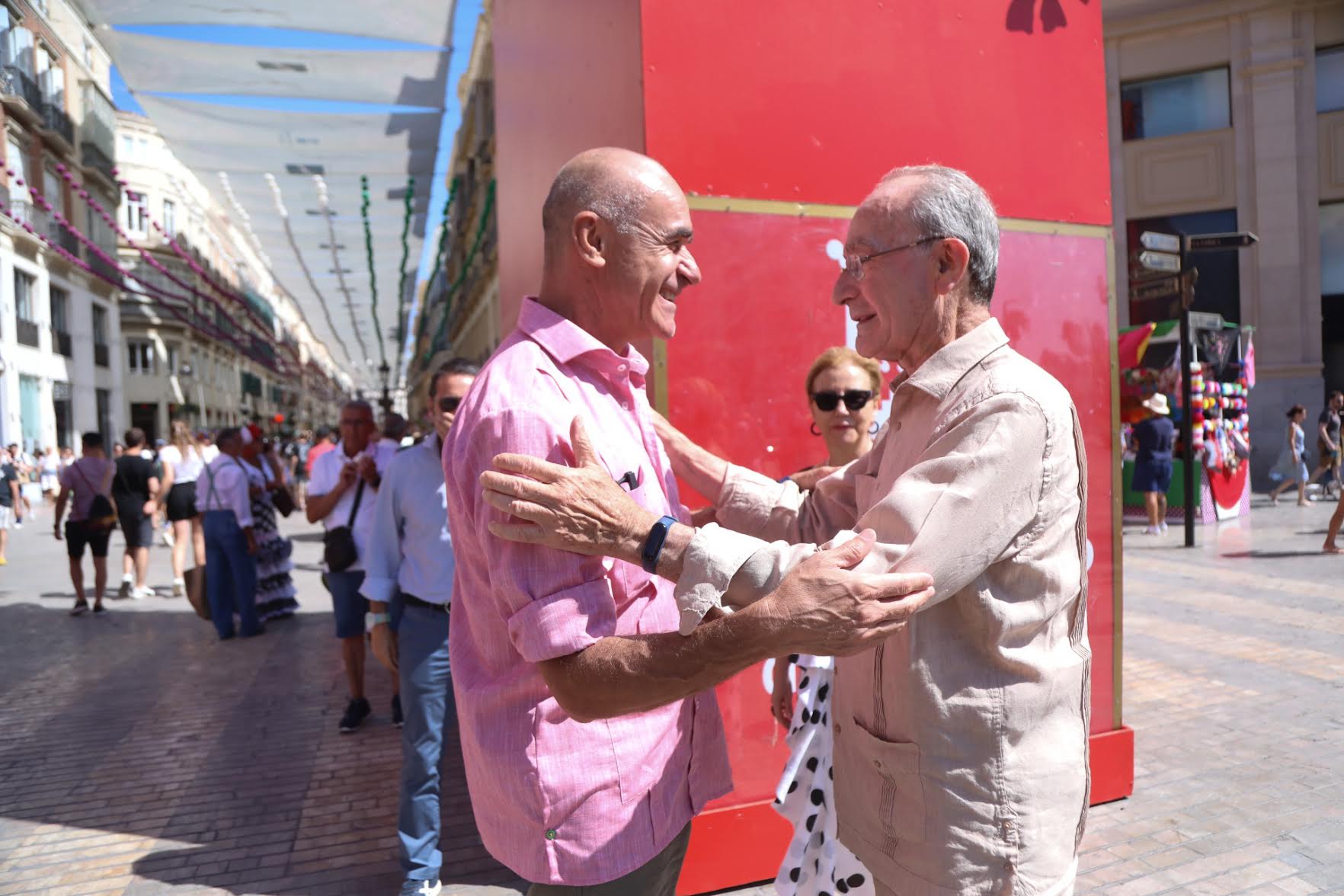 Los alcaldes Antonio Muñoz y Francisco de la Torre durante su encuentro en la calle Larios de Málaga. Los alcaldes Antonio Muñoz y Francisco de la Torre durante su encuentro en la calle Larios de Málaga.