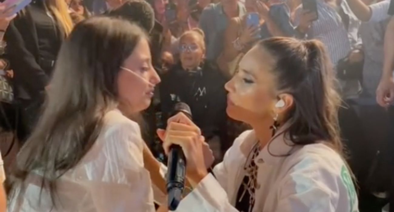 India Martínez, cantando con Manuela, una joven que lleva luchando cuatro años por su vida. India Martínez, cantando con Manuela, una joven que lleva luchando cuatro años por su vida.