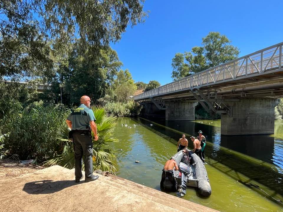 Submarinistas de la Guardia Civil, buscando a Paco Cano hace unos días.