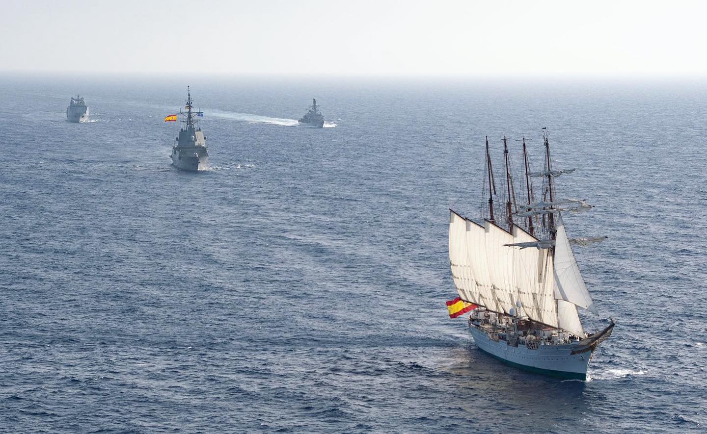 El buque Juan Sebastián de Elcano y unidades de la Armada. El buque Juan Sebastián de Elcano y unidades de la Armada.