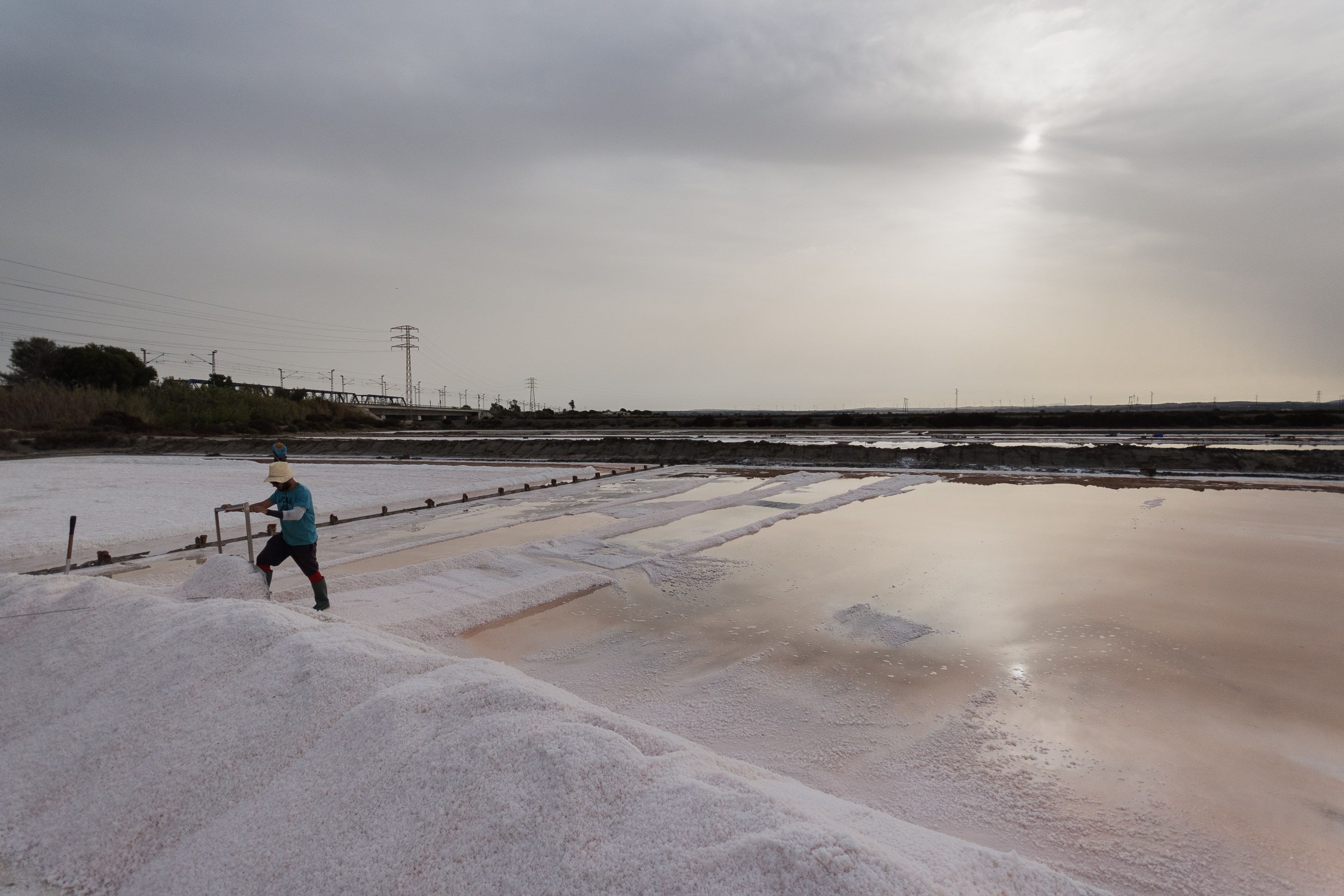 Un salinero trabajando en la salina de San Vicente.