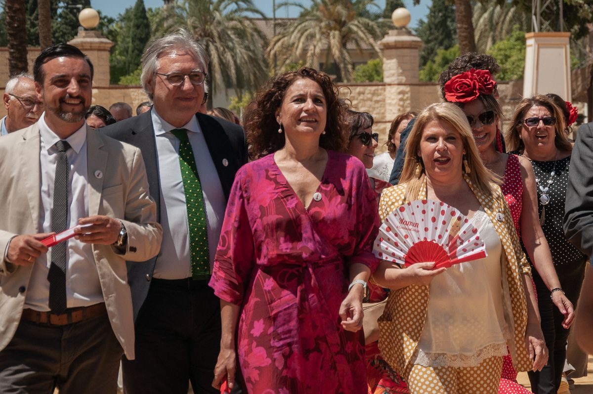 María Jesús Montero, junto a la alcaldesa Mamen Sánchez y otros miembros de la ejecutiva local socialista, en una pasada Feria del Caballo.