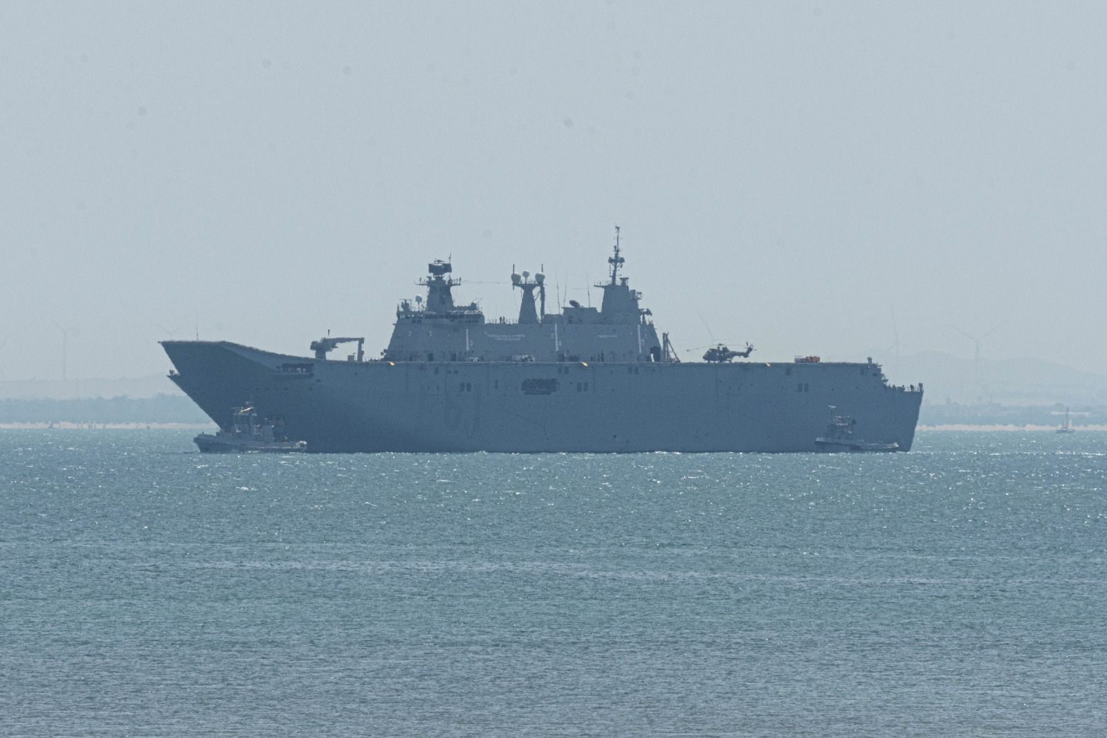 El buque insignia de la Armada Juan Carlos I navegando este miércoles, a las 13.30 horas, hacia la Base de Rota. El buque insignia de la Armada Juan Carlos I navegando este miércoles, a las 13.30 horas, hacia la Base de Rota.