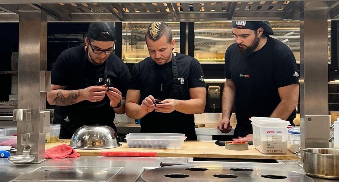 Dabiz Muñoz, en el centro junto a dos ayudantes, en su restaurante.
