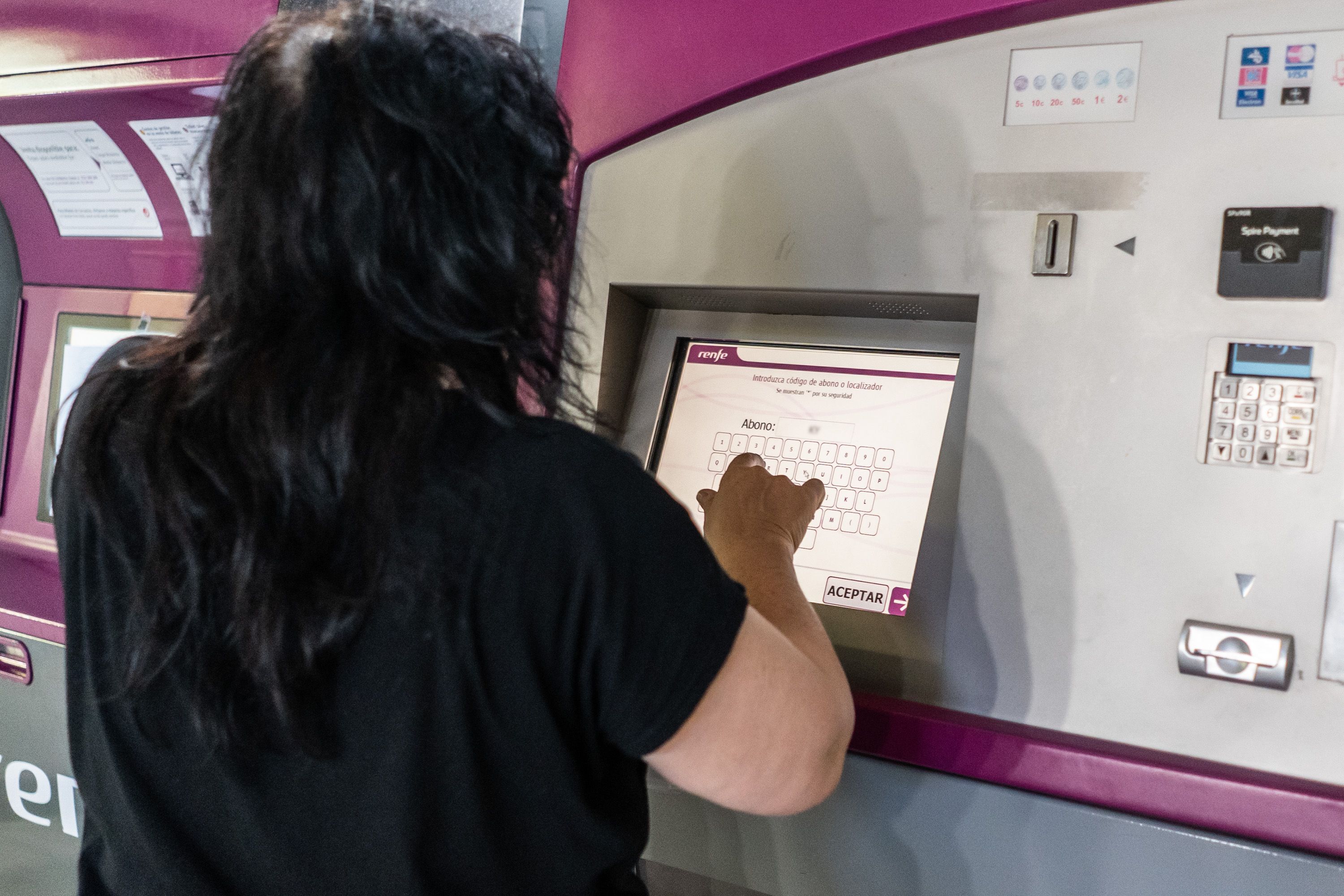 Una viajera introduce su código localizador para sacar su billete.  JAVIER VELA