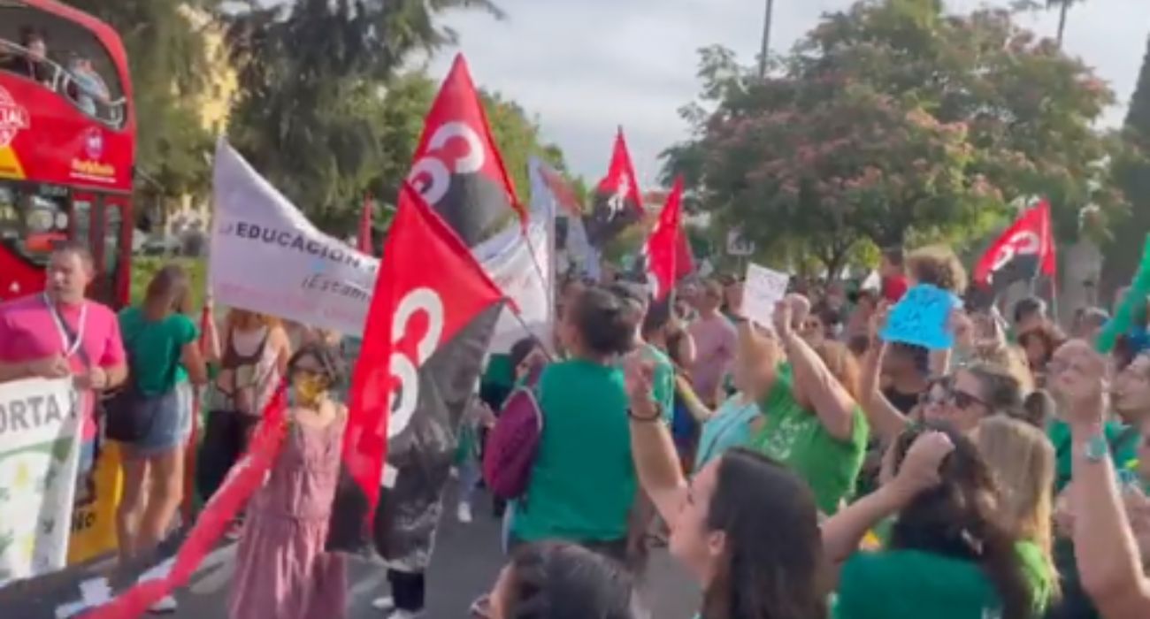 Manifestación de la comunidad educativa a las puertas del Parlamento andaluz.