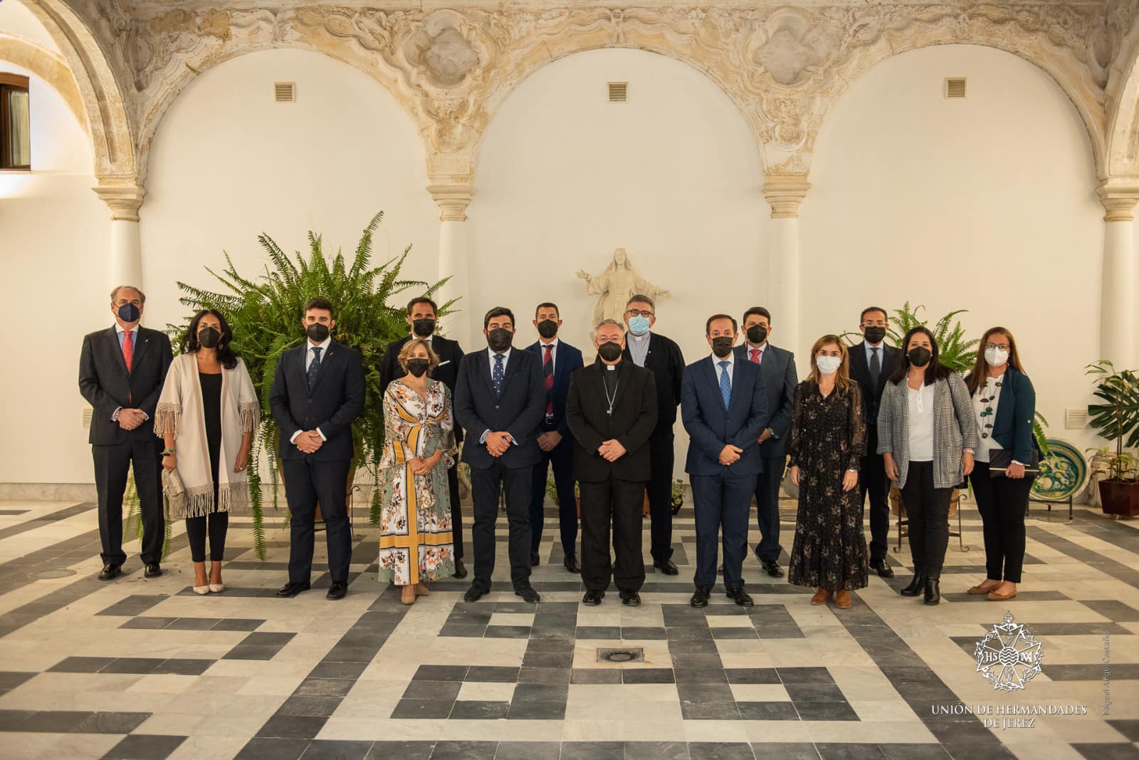El actual consejo de la Unión de Hermandades, a donde pertenecía la nueva delegada, en una visita al obispo Rico Pavés.