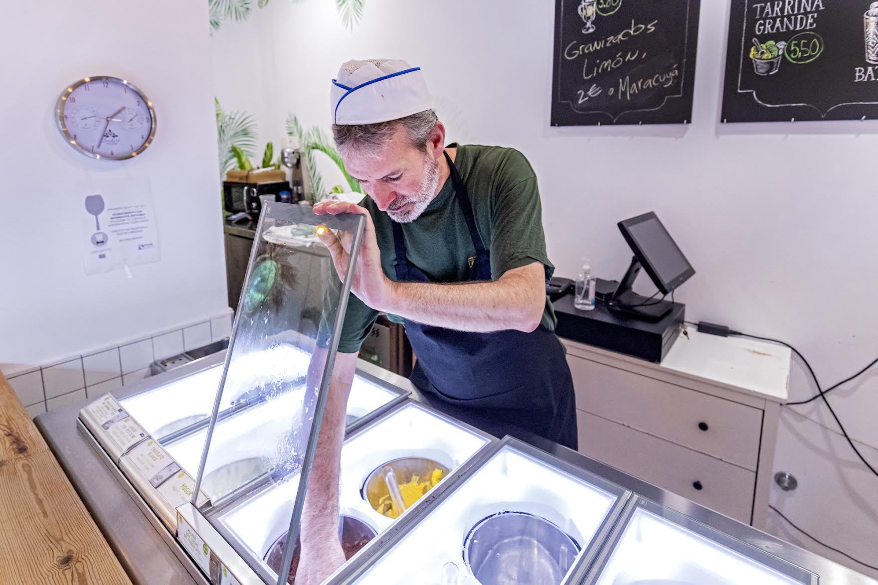 Dennis sirve helado de uno de los pozzettis.