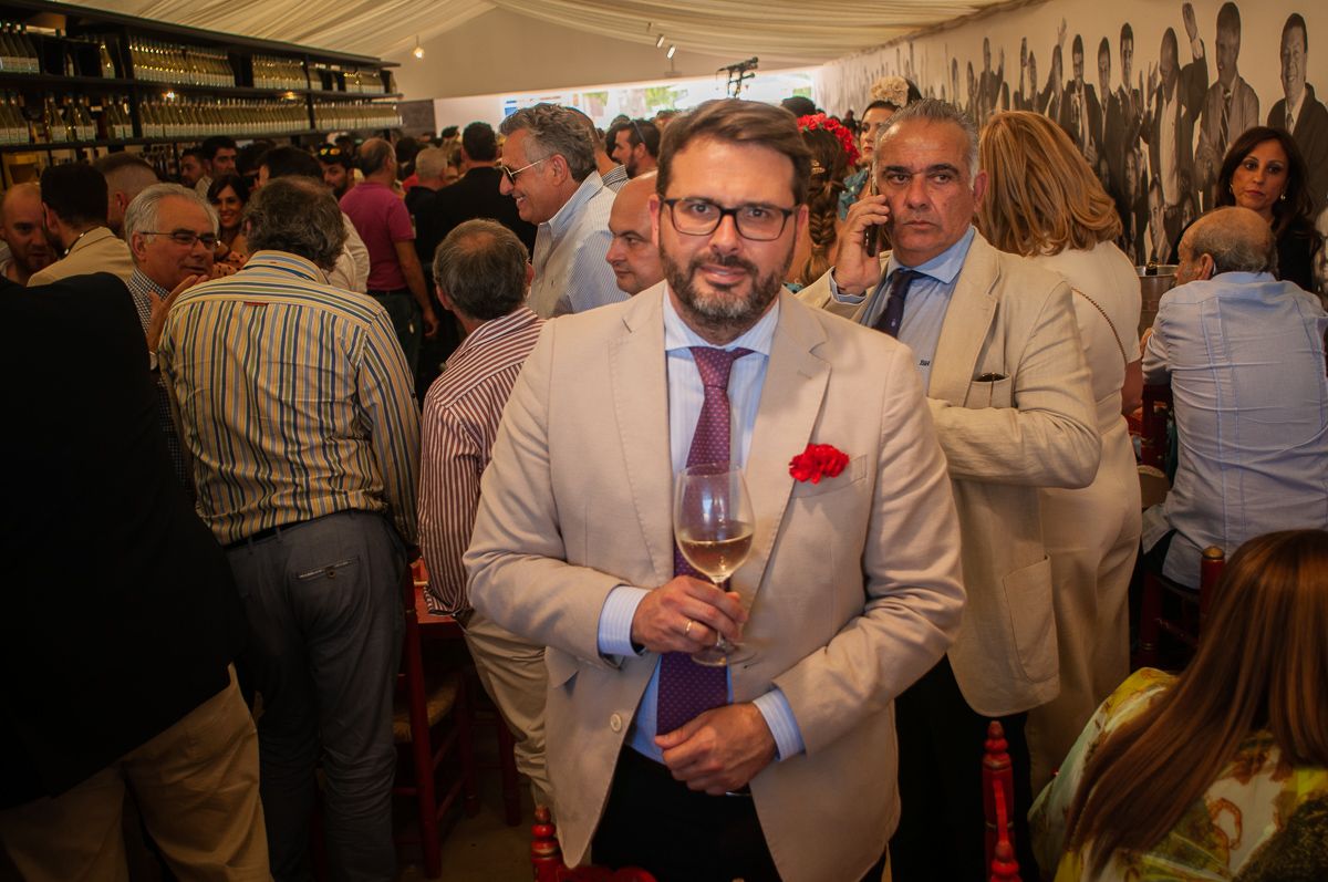 Nico Sosa, presidente de la Peña Flamenca de La Buena Gente, en la caseta homónima de Feria. FOTO: MANU GARCÍA. Nico Sosa, presidente de la Peña Flamenca de La Buena Gente, en la caseta homónima de Feria. FOTO: MANU GARCÍA.