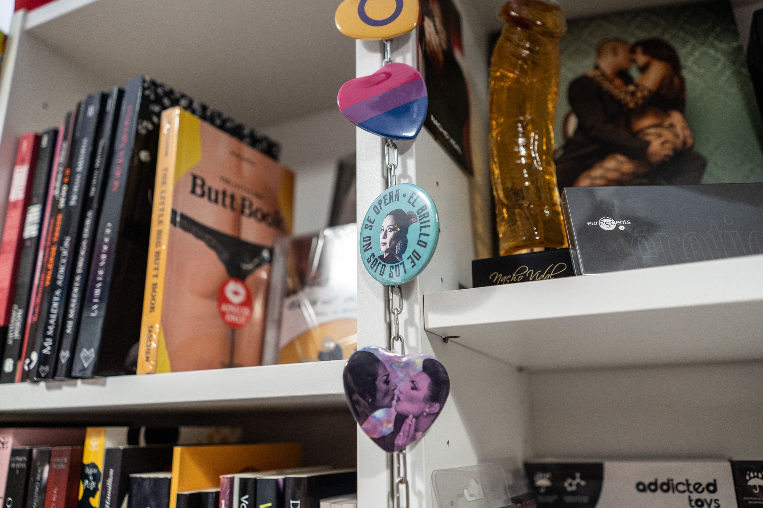 Detalle de las chapas de Lola Flores en la tienda.