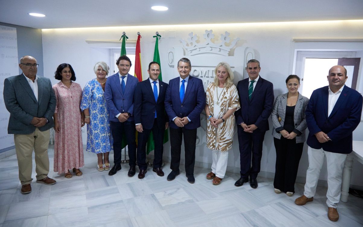 Sanz posa en el Ayuntamiento de Vejer.