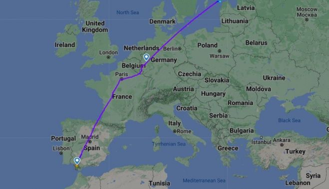 Flight Radar 24 dejó de recibir información del avión cuando estaba a 2.100 pies . FLIGHT RADAR 24