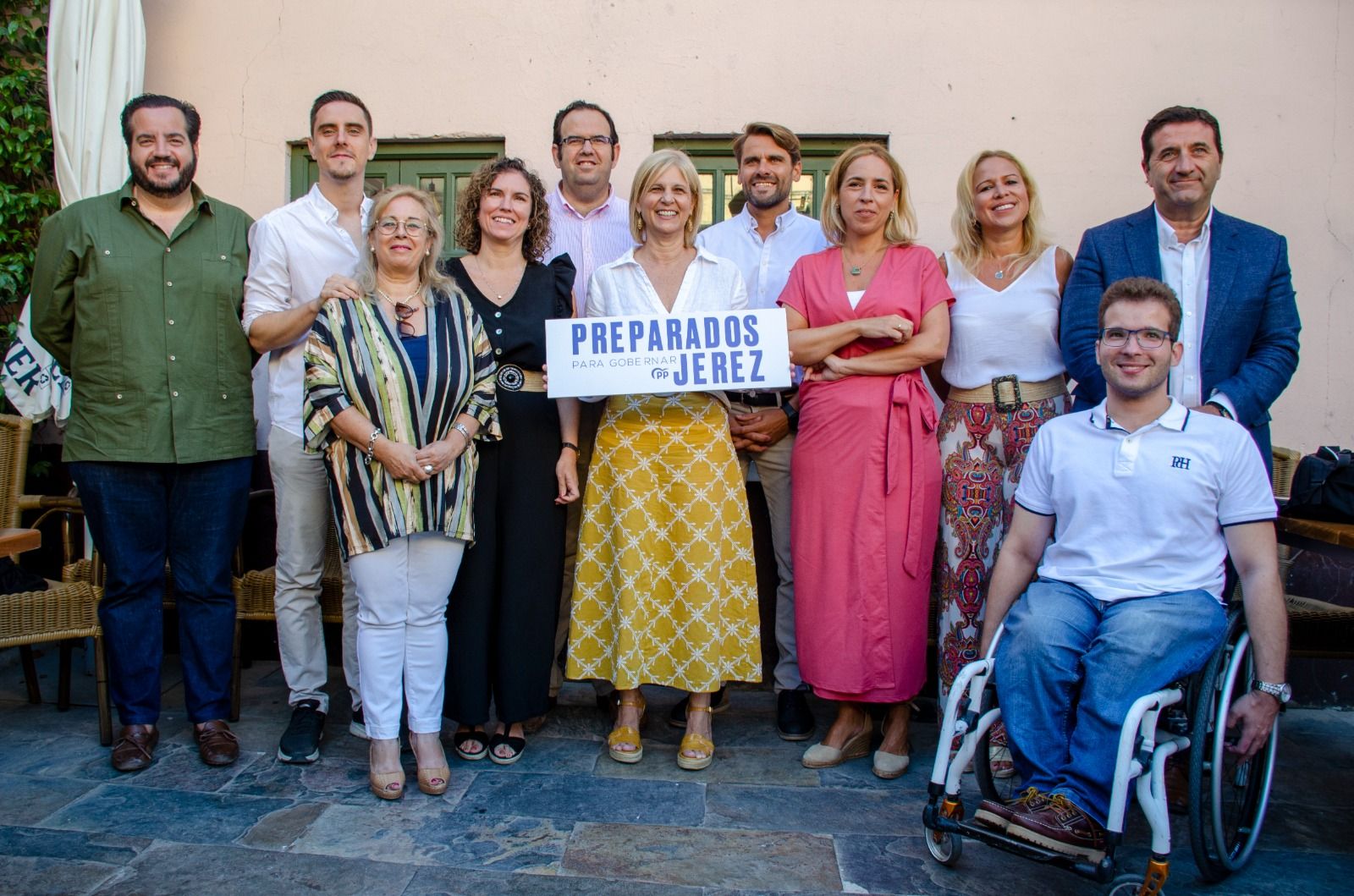 García-Pelayo, en el centro de la imagen, en su primera comparecencia oficial ya como alcaldable del PP en Jerez en 2023.