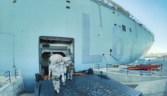 Marines embarcan en el portaeronaves Juan Carlos I L61. ARMADA