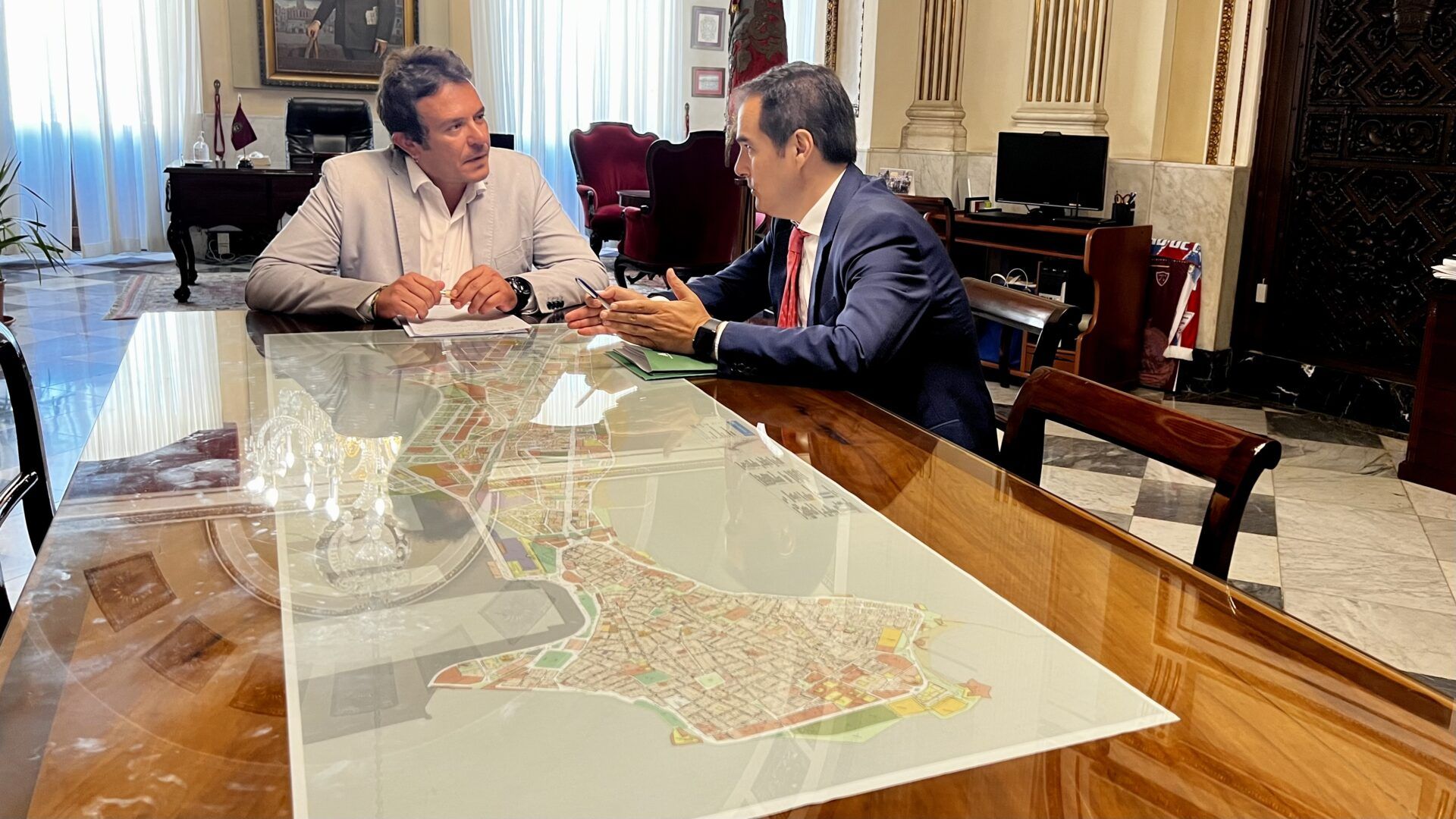 El alcalde de Cádiz, José María González, y el consejero de Justicia, Administración Local y Función Pública de la Junta de Andalucía, José Antonio Nieto