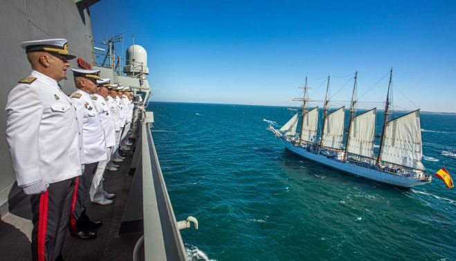 Rindiendo honores al Juan Sebastián de Elcano. ARMADA