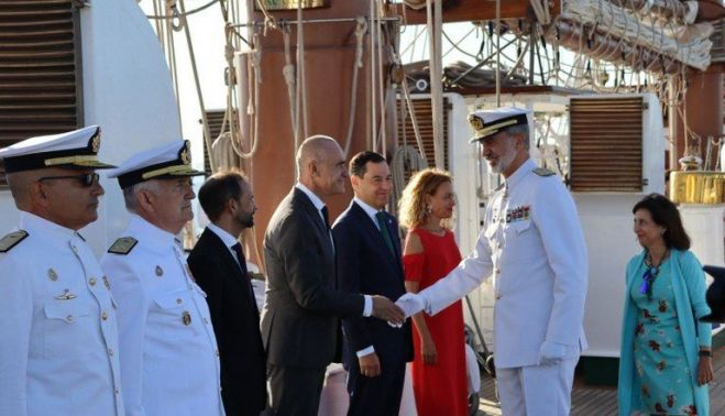 El Rey saluda al alcalde de Sevilla. PRENSA